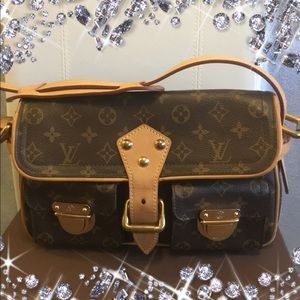 AUTHENTIC LOUIS VUITTON HUDSON PM. HANDBAG.🌸